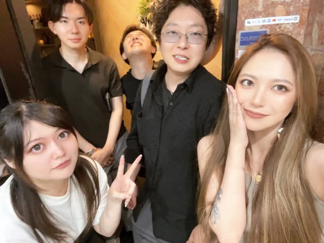 bar P/W店内で撮影したスタッフとお客様の一枚