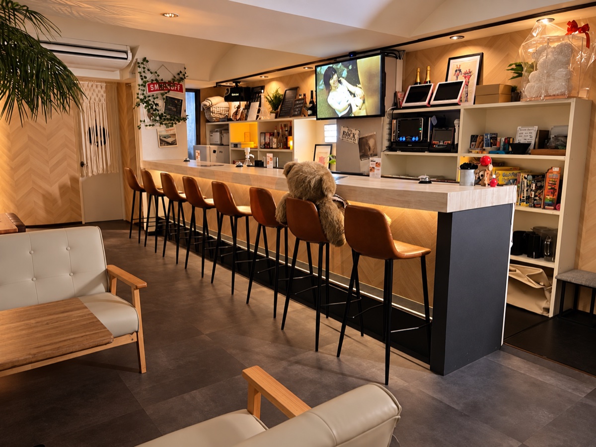 カウンターとソファ席を備えたbar P/Wの店内全景