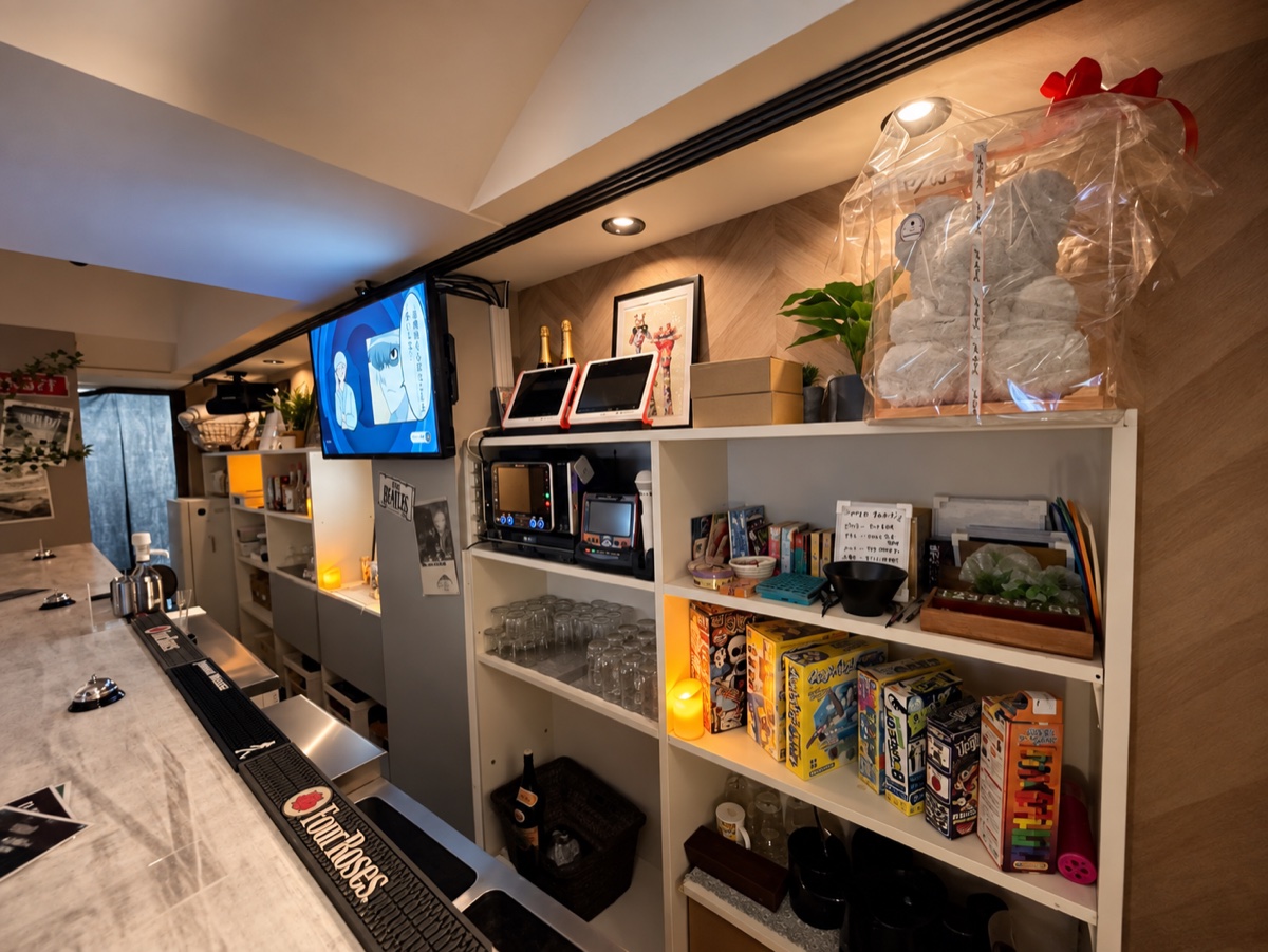 カラオケ用モニターと機器を備えたbar P/Wの店内