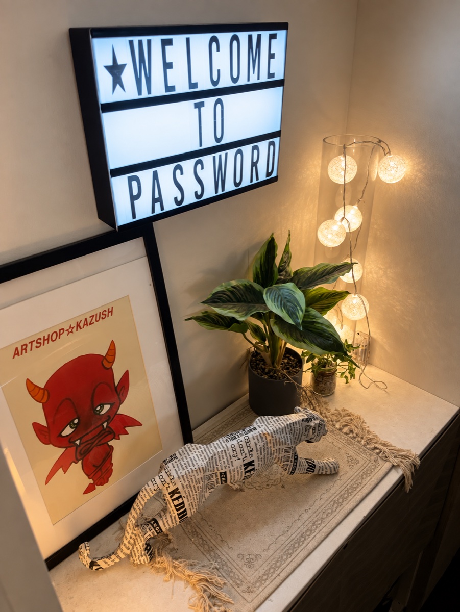 PASSWORDのウェルカムサインと暖かな店内の装飾